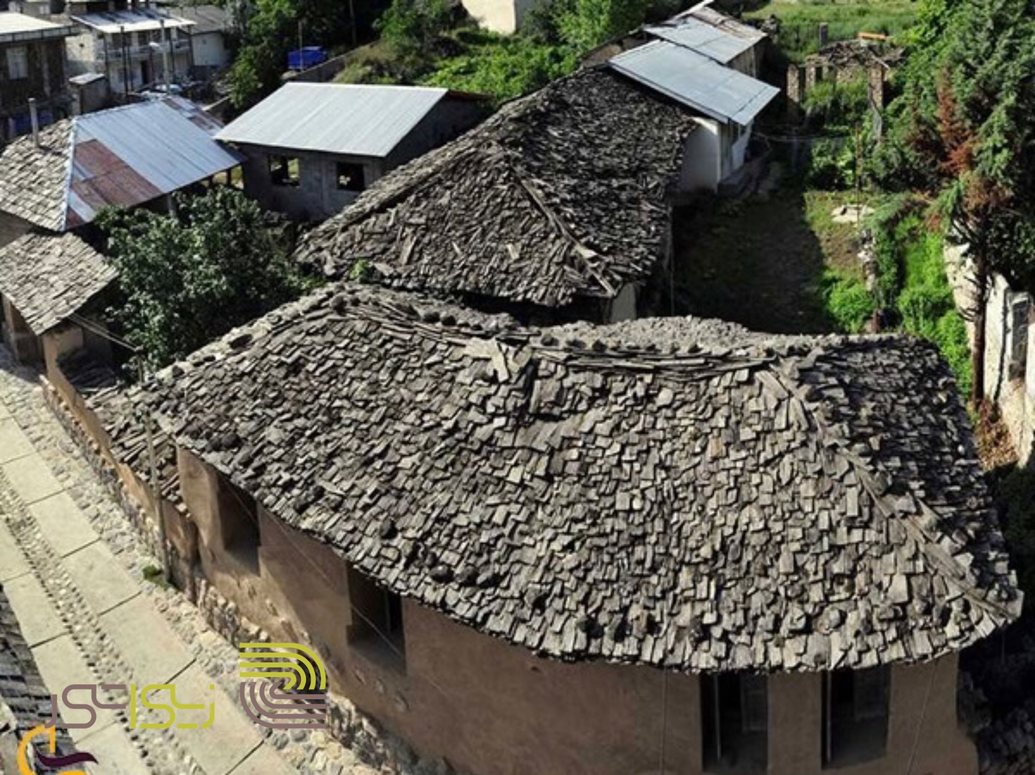 عکس خانه روستایی با شیروانی سفالی